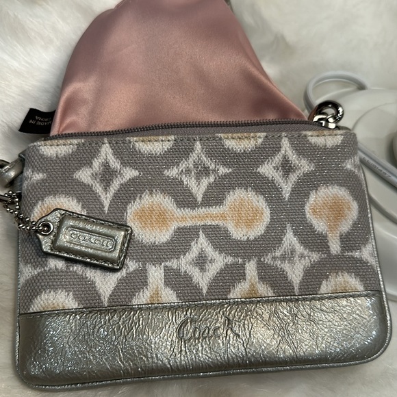 Coach, gray and pink cloth leather wristlet - Picture 4 of 4